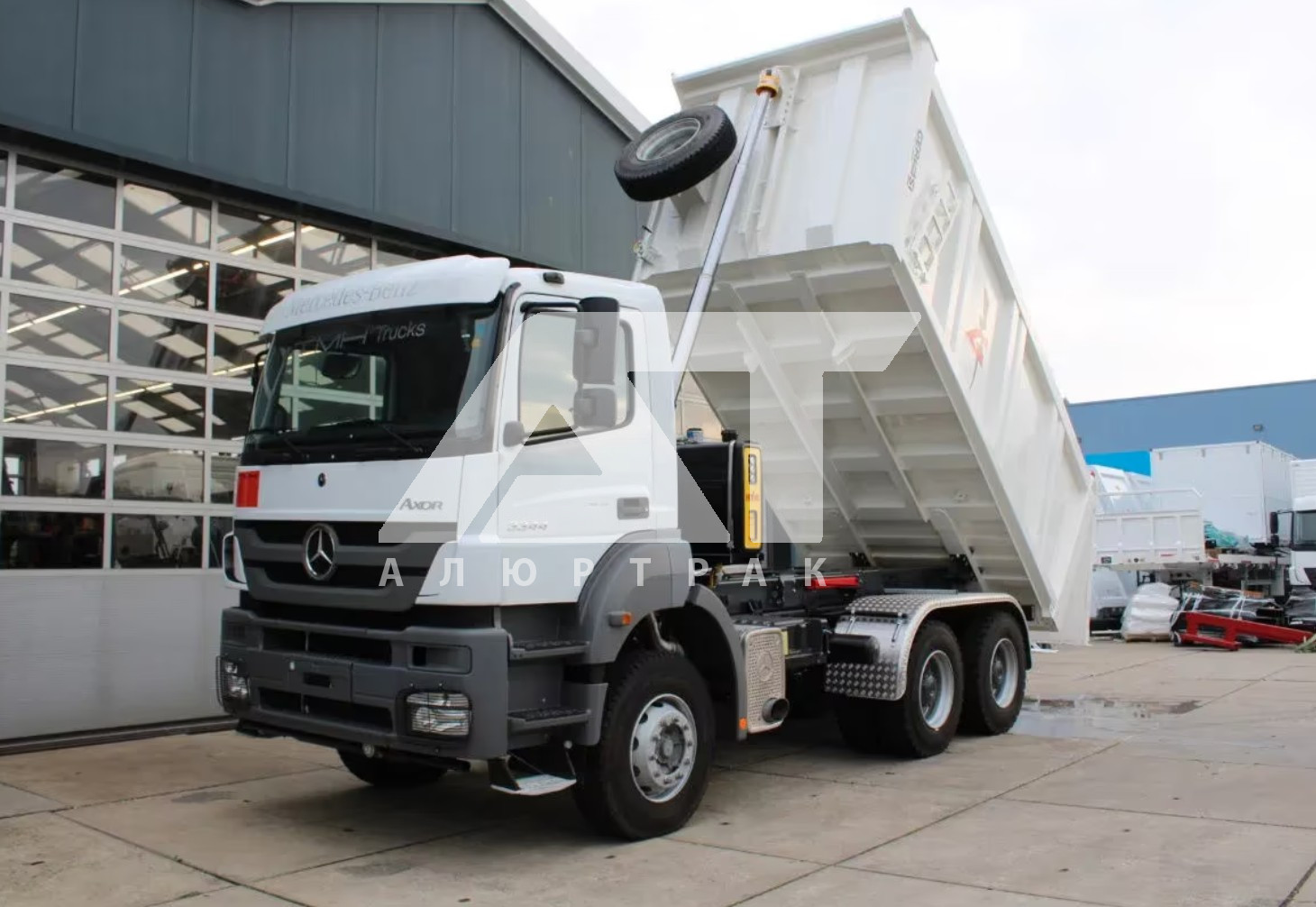 Самосвал Mercedes-Benz Axor 3344K 6x4